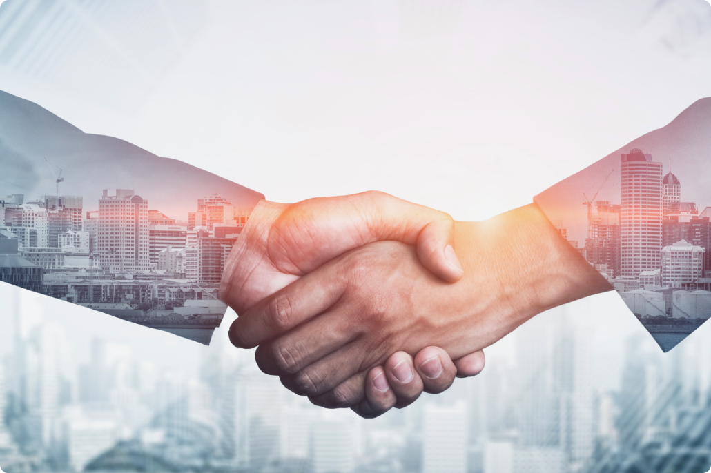 都市の風景と握手を重ねた合成画像、ビジネスパートナーシップを象徴